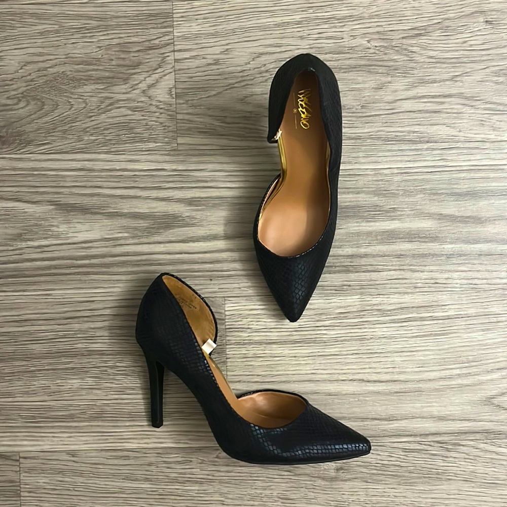 Black snake-skin pumps